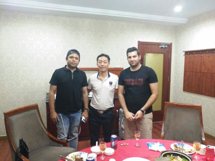 Foreign customers come to the factory to order sanctions plate saws