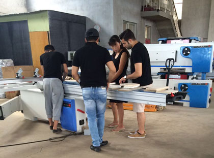 The customer came to the factory to buy a cutting saw